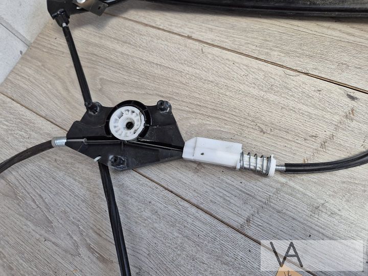 VW New Beetle cabrio 02 - 10 raammechaniek links voor €150 – Foto 3