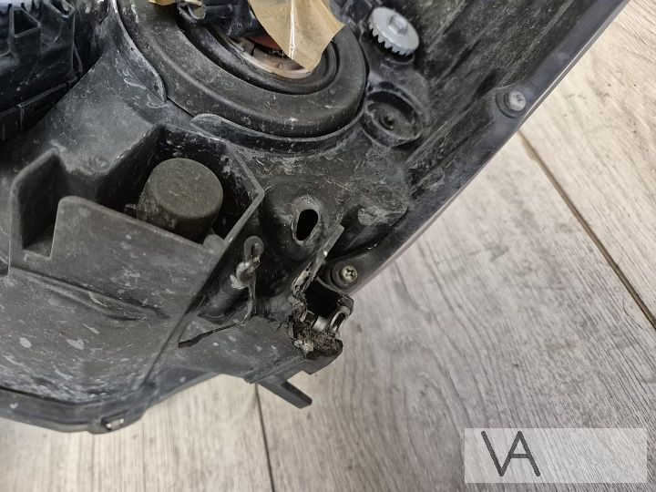 Toyota Prius 2009 - 2012 koplamp rechts onder klein gaatje – Foto 4