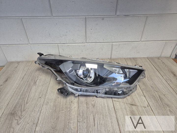Toyota Yaris 4 koplamp rechts 2020 - 2025 oortjes hersteld 