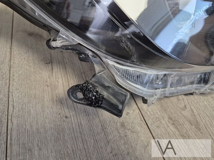 Toyota Yaris 4 koplamp rechts 2020 - 2025 oortjes hersteld  – Foto 4