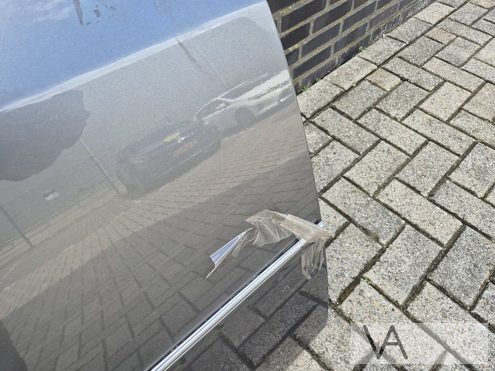 Deur portier rechts achter voor Chrysler 300c grijs €100 – Foto 5