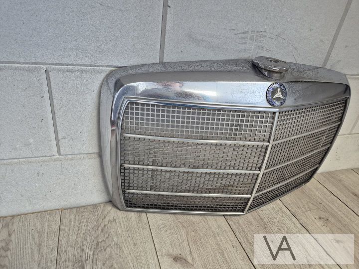 Grille van Mercedes W114 W115 /8 nette staat zonder logo – Foto 2