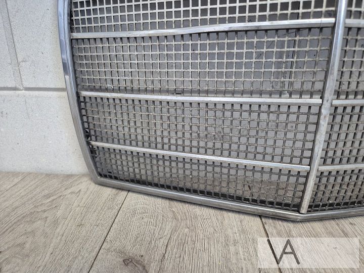 Grille van Mercedes W114 W115 /8 nette staat zonder logo – Foto 5
