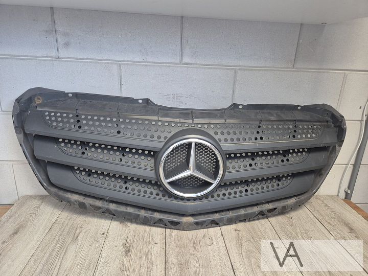 Grille van Mercedes Sprinter W906 FACELIFT a9068880523 €75