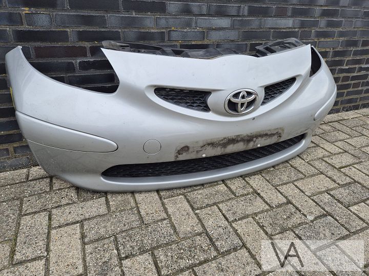 Voorbumper Toyota Aygo 2005 - 2012 zilver nette staat €150 – Foto 3