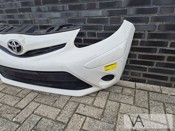 Voorbumper Toyota Aygo 2012 - 2014 FACELIFT wit  €200 – Foto 5