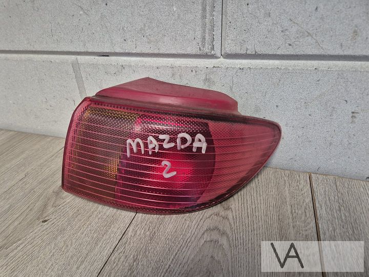 Achterlicht rechts van Mazda 2 2002 -2006 kleur rood OP AUTO