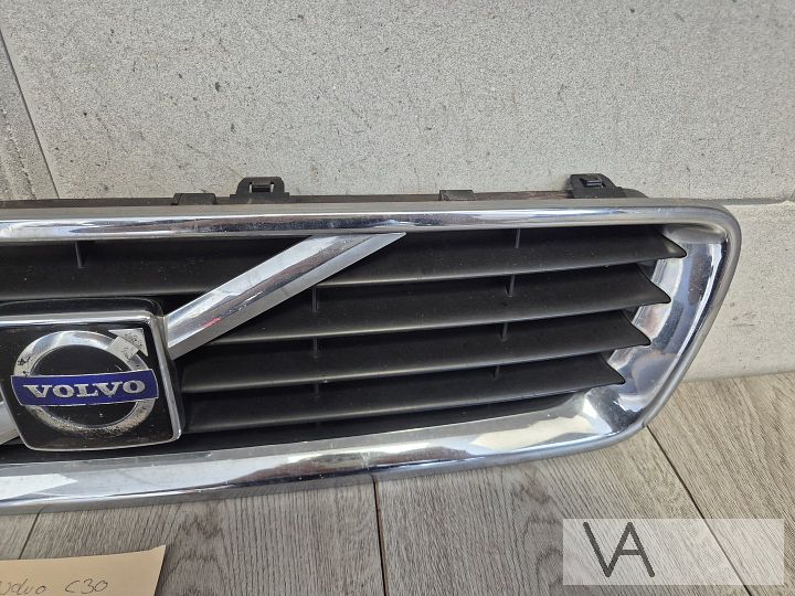 Grille van Volvo C30 2006 tot 2010 nette staat 125 euro – Foto 4