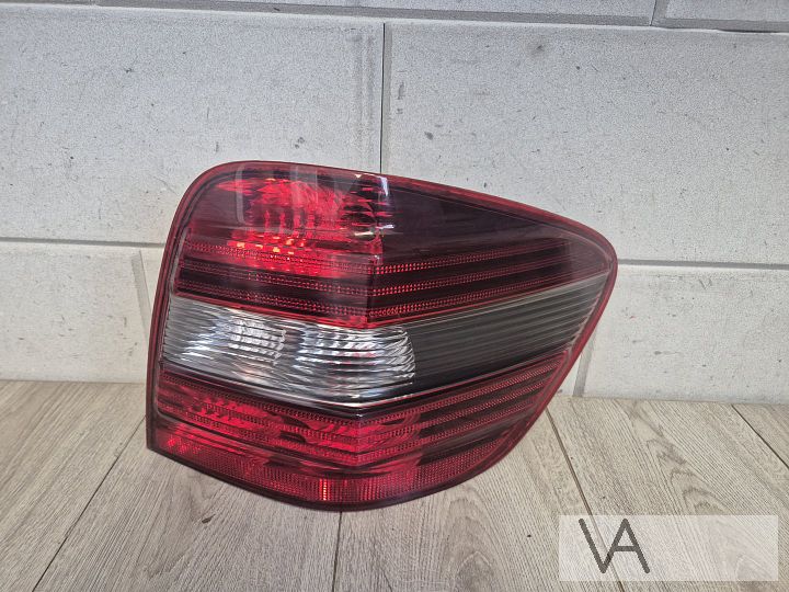 Achterlicht rechts van Mercedes ML W164 2005 tot 2009 smoke
