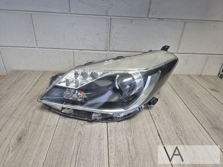 Koplamp links LED van Toyota Yaris hybrid 2012 - 2017 €100
