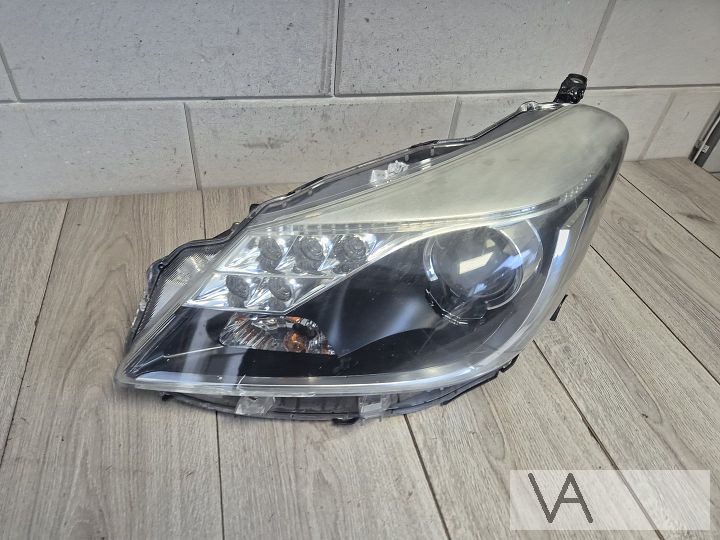 Koplamp links LED van Toyota Yaris hybrid 2012 - 2017 €100 – Foto 2