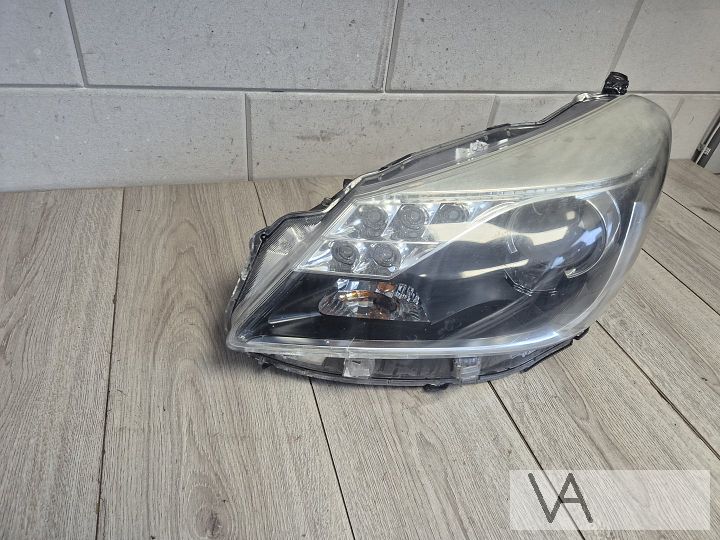 Koplamp links LED van Toyota Yaris hybrid 2012 - 2017 €100 – Foto 3