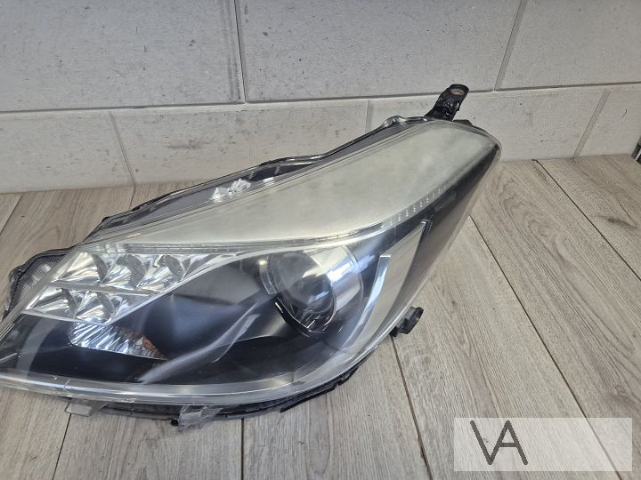 Koplamp links LED van Toyota Yaris hybrid 2012 - 2017 €100 – Foto 4