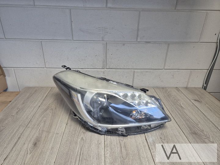Koplamp rechts LED van Toyota Yaris hybrid 2012 - 2017 €100