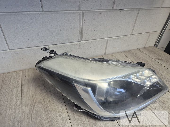 Koplamp rechts LED van Toyota Yaris hybrid 2012 - 2017 €100 – Foto 2