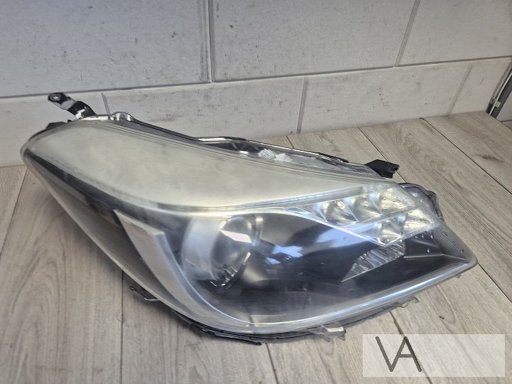 Koplamp rechts LED van Toyota Yaris hybrid 2012 - 2017 €100 – Foto 4