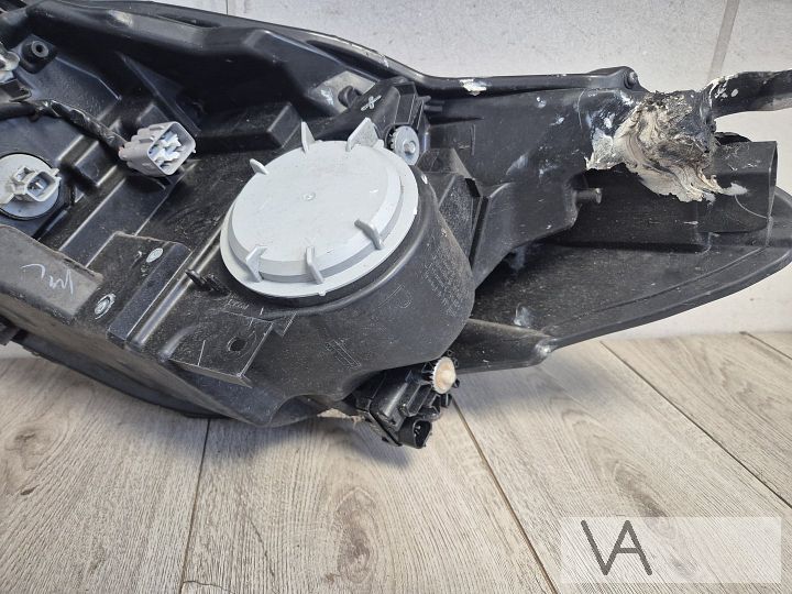 Koplamp rechts LED van Toyota Yaris hybrid 2012 - 2017 €100 – Foto 8