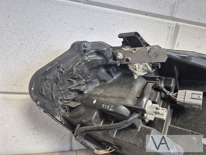 Koplamp rechts LED van Toyota Yaris hybrid 2012 - 2017 €100 – Foto 10