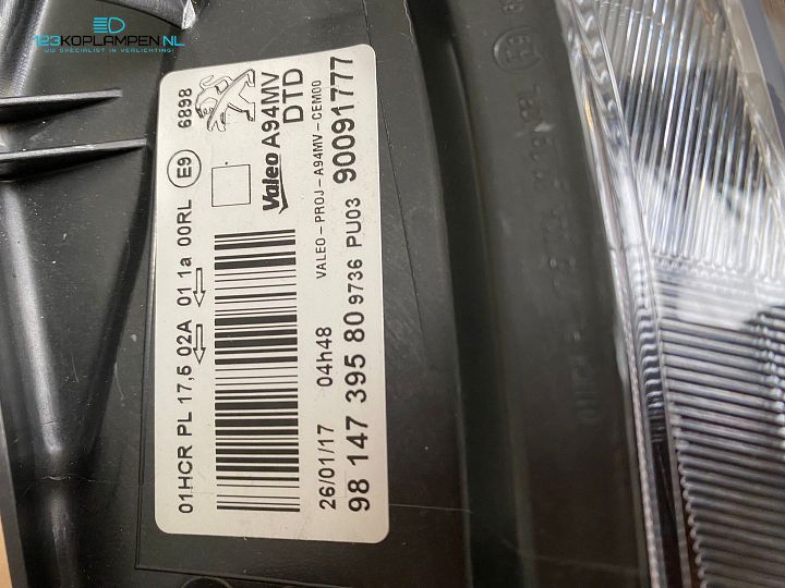 Peugeot 2008 facelift H7 Led koplamp rechts GT Line zwart – Foto 8