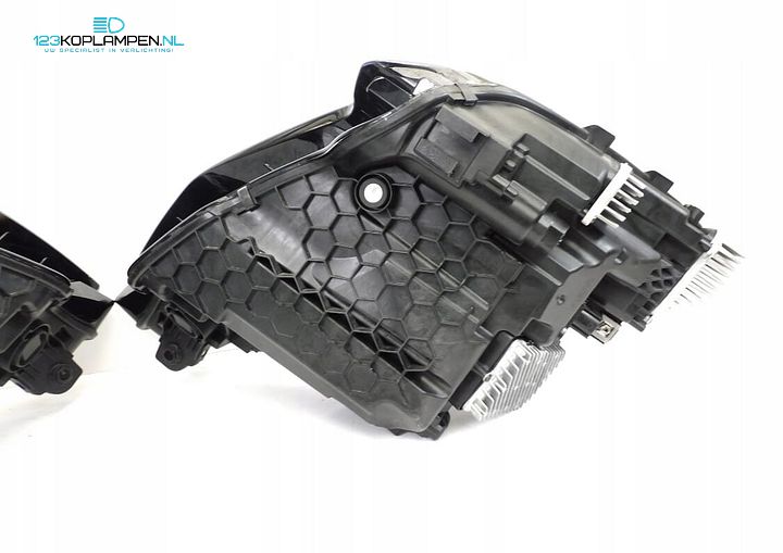 Audi E Tron 4KE Digital Matrix Koplamp links rechts – Foto 9